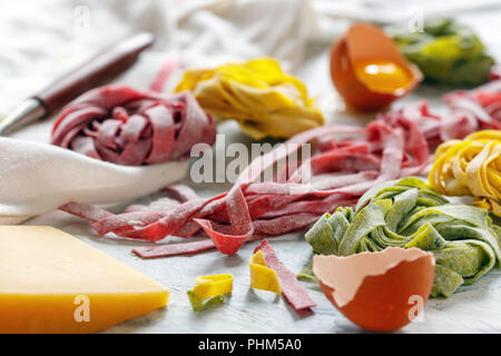 In casa la pasta colorata, il formaggio e il tuorlo d'uovo. Foto Stock