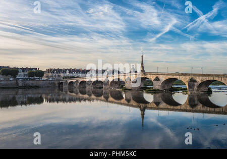 Jacques-Gabriel ponte sopra il fiume Loira a Blois, Francia Foto Stock