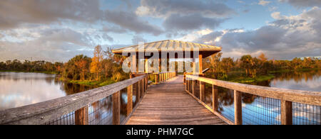 Tramonto su gazebo in legno appartato e tranquillo lungomare Foto Stock