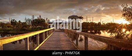 Tramonto su gazebo in legno appartato e tranquillo lungomare Foto Stock