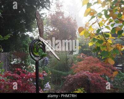 Giardino di nebbia in autunno Foto Stock