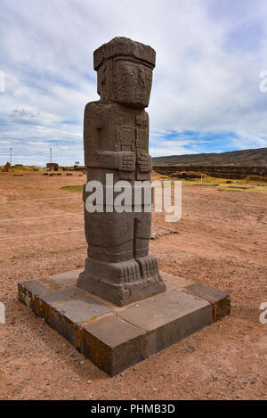 Il Ponce monolith, una antica scultura in pietra a Tiwanaku sito archeologico vicino a La Paz in Bolivia Foto Stock