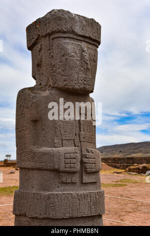 Il Ponce monolith, una antica scultura in pietra a Tiwanaku sito archeologico vicino a La Paz in Bolivia Foto Stock