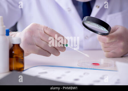 Sintesi del farmaco lab experimentnig con le pillole Foto Stock