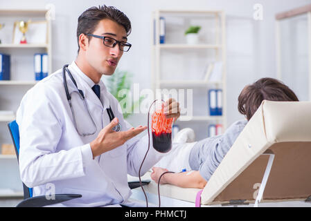 Paziente ottenere la trasfusione di sangue in ospedale Foto Stock