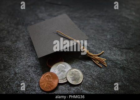 Tappo di graduazione e monete Foto Stock