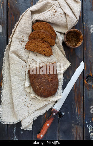 Pane di segale appena sfornato con semi di cumino. Foto Stock