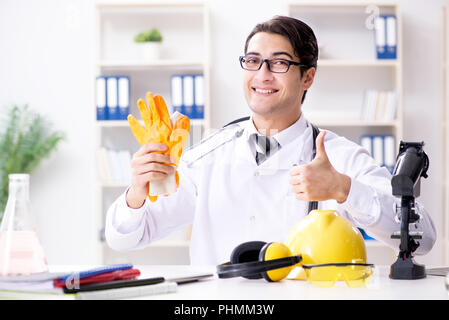 Sicurezza consulenza medico a indossare guanti di protezione Foto Stock