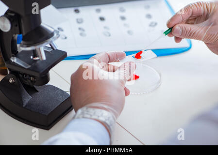 Sintesi del farmaco lab experimentnig con le pillole Foto Stock