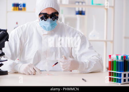 Sintesi del farmaco concetto con il farmacista lavorando nel laboratorio di ricerca Foto Stock