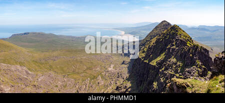 Vista estiva guardando ad est lungo la cresta Faha e la penisola di Dingle verso Brandon Bay e il Maharees nella Contea di Kerry, Irlanda. Foto Stock