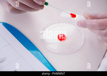 Sintesi del farmaco lab experimentnig con le pillole Foto Stock
