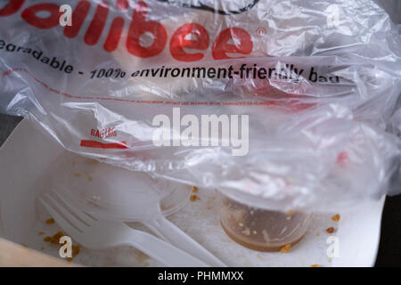 Resti di un fast food da asporto pasto Jollibee dotate di un materiale biodegradabile sacchetto di plastica e altri rifiuti in plastica,Cebu, Filippine. Foto Stock