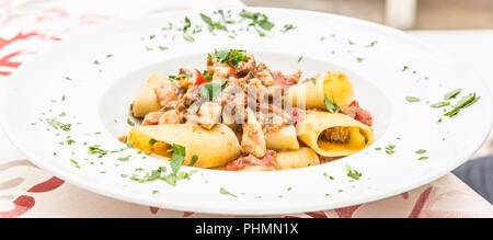 Italiano pasta paccheri con Pesce Spada Foto Stock