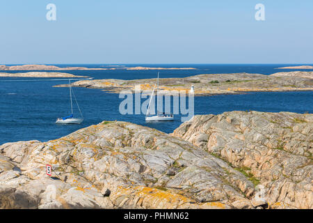 Barche a vela in mare roccioso arcipelago Foto Stock