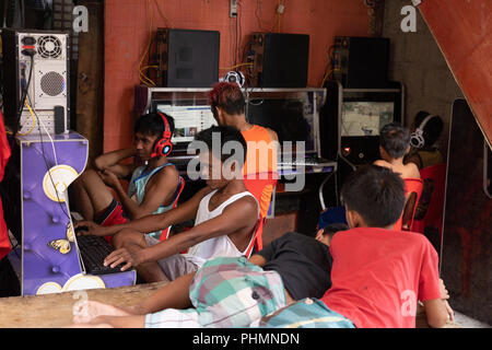 I giovani Filippini a loro local internet cafe in una zona povera di Cebu City Foto Stock