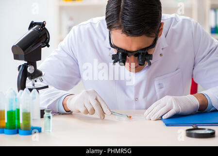 Sintesi del farmaco concetto con il farmacista lavorando nel laboratorio di ricerca Foto Stock