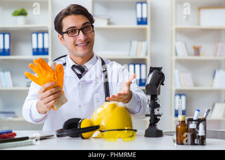 Sicurezza consulenza medico a indossare guanti di protezione Foto Stock