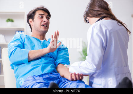 Paura uomo paziente ottenere pronto per il vaccino antinfluenzale Foto Stock