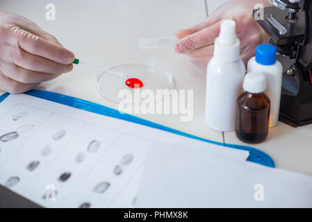 Sintesi del farmaco lab experimentnig con le pillole Foto Stock