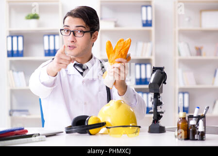 Sicurezza consulenza medico a indossare guanti di protezione Foto Stock