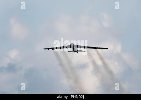 Oshkosh, WI - 28 Luglio 2018: un B Stratofortress vola pass presso l'Airshow di CEA. Foto Stock