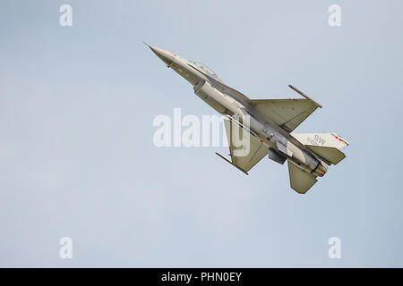 Oshkosh, WI - 28 Luglio 2018: un F-16 flying falcon all'Airshow di CEA. Foto Stock