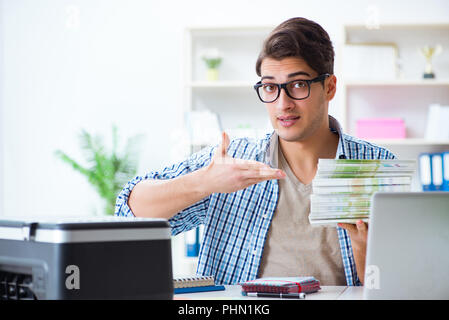 Sales Assistant presso la casa editrice che mostra pronto libri stampati Foto Stock