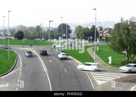 Il traffico su strada alla rotatoria incrocio Foto Stock