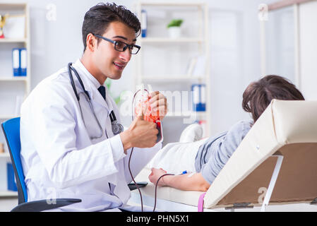 Paziente ottenere la trasfusione di sangue in ospedale Foto Stock