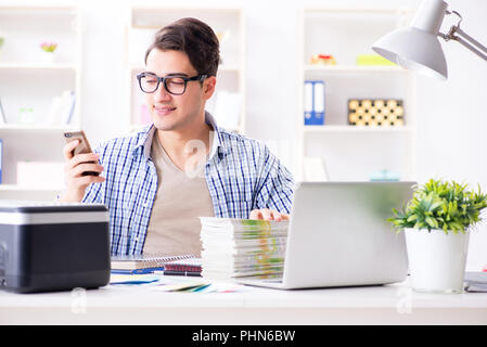 Sales Assistant presso la casa editrice che mostra pronto libri stampati Foto Stock