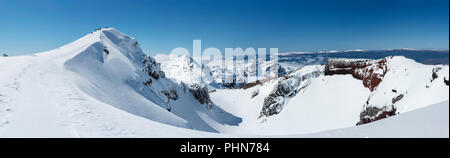 Panorama del cratere Rosso in inverno, Tongariro Crossing, Nuova Zelanda. Foto Stock