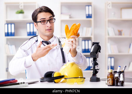 Sicurezza consulenza medico a indossare guanti di protezione Foto Stock