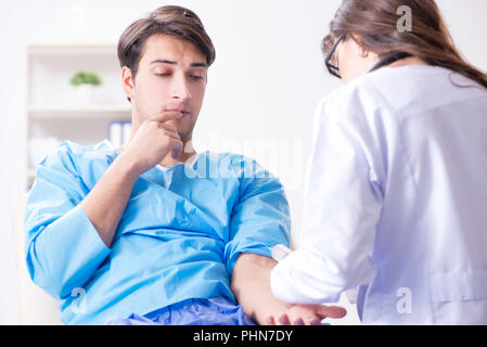 Paura uomo paziente ottenere pronto per il vaccino antinfluenzale Foto Stock