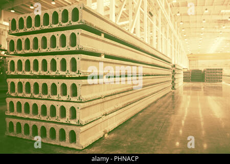 Pila di piastre prefabbricate in calcestruzzo armato in officina in fabbrica Foto Stock