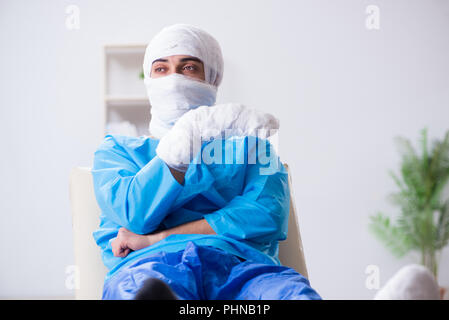 L uomo che soffre di più le ossa rotte e fratture Foto Stock