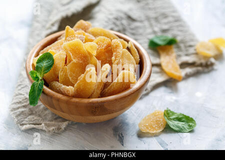 Ciotola con zenzero candito. Foto Stock