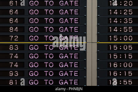 Aeroporto di partenza con scheda di andare a segno di gate. Foto Stock