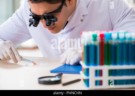 Sintesi del farmaco concetto con il farmacista lavorando nel laboratorio di ricerca Foto Stock