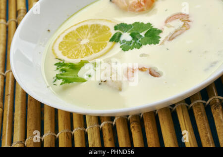 Gamberi in salsa di cocco e zuppa di merluzzo bianco Foto Stock