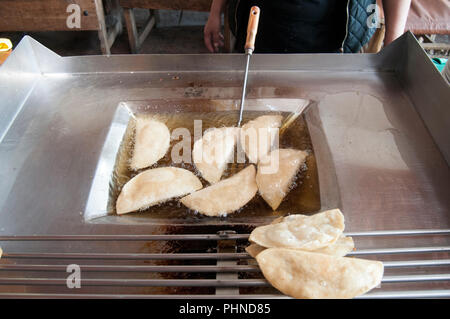Rendendo le empanadas in un ristorante Foto Stock