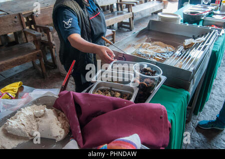 Rendendo le empanadas in un ristorante Foto Stock