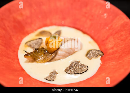 Grill di spigola con ricci di mare Foto Stock
