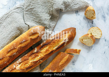 Pane appena sfornato baguette su tela di lino. Foto Stock