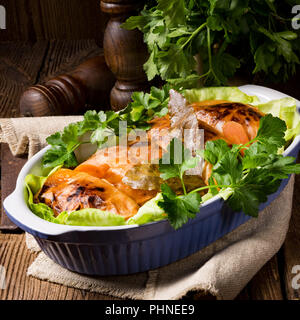Involtini di cavolo al forno in salsa di pomodoro Foto Stock