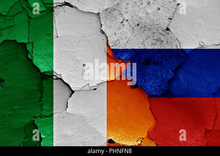 Bandiere di Irlanda e la Russia dipinta sulla parete incrinato Foto Stock