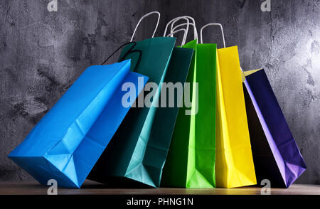 Composizione con carta colorata borse per lo shopping. Foto Stock