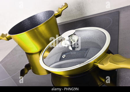 Padella di ferro e di acciaio sulla pentola moderno piano di cottura ad induzione Foto Stock