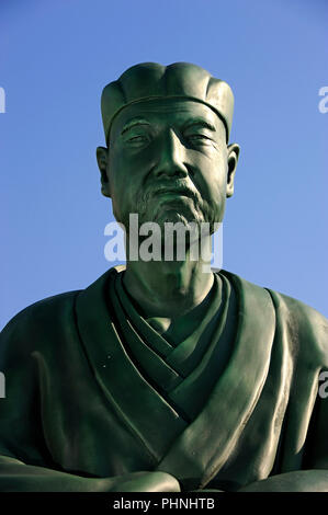 Un memoriale di bronzo statua del rinomato del XVII secolo il poeta giapponese Matsuo Basho sorge in un parco memoriale a Tokyo in Giappone. Basho è meglio conosciuta per il ' Foto Stock