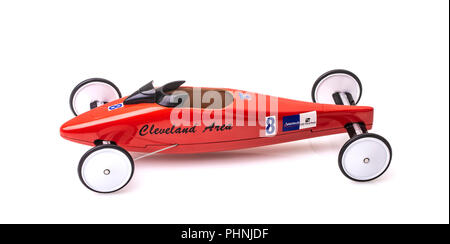 SWINDON, Regno Unito - 19 agosto 2018: NYLINT l area di Cleveland, Downhill Heros Modellino pressofuso 1998 vincitore della soap box derby su sfondo bianco Foto Stock